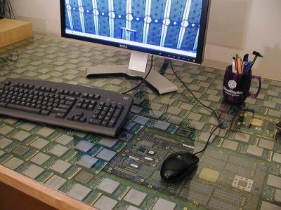 La mother board que ven en el escritorio está compuesta por 434 procesadores Intel Itanium