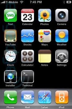 iPhone desbloqueado, con dos aplicaciones de terceros instaladas (installer.app y terminal.app).